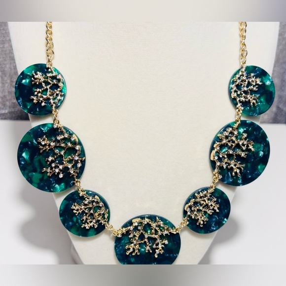 🪸LILLY PULITZER Coral Cove Emerald Isle Necklace NWT - Picture 3 of 4